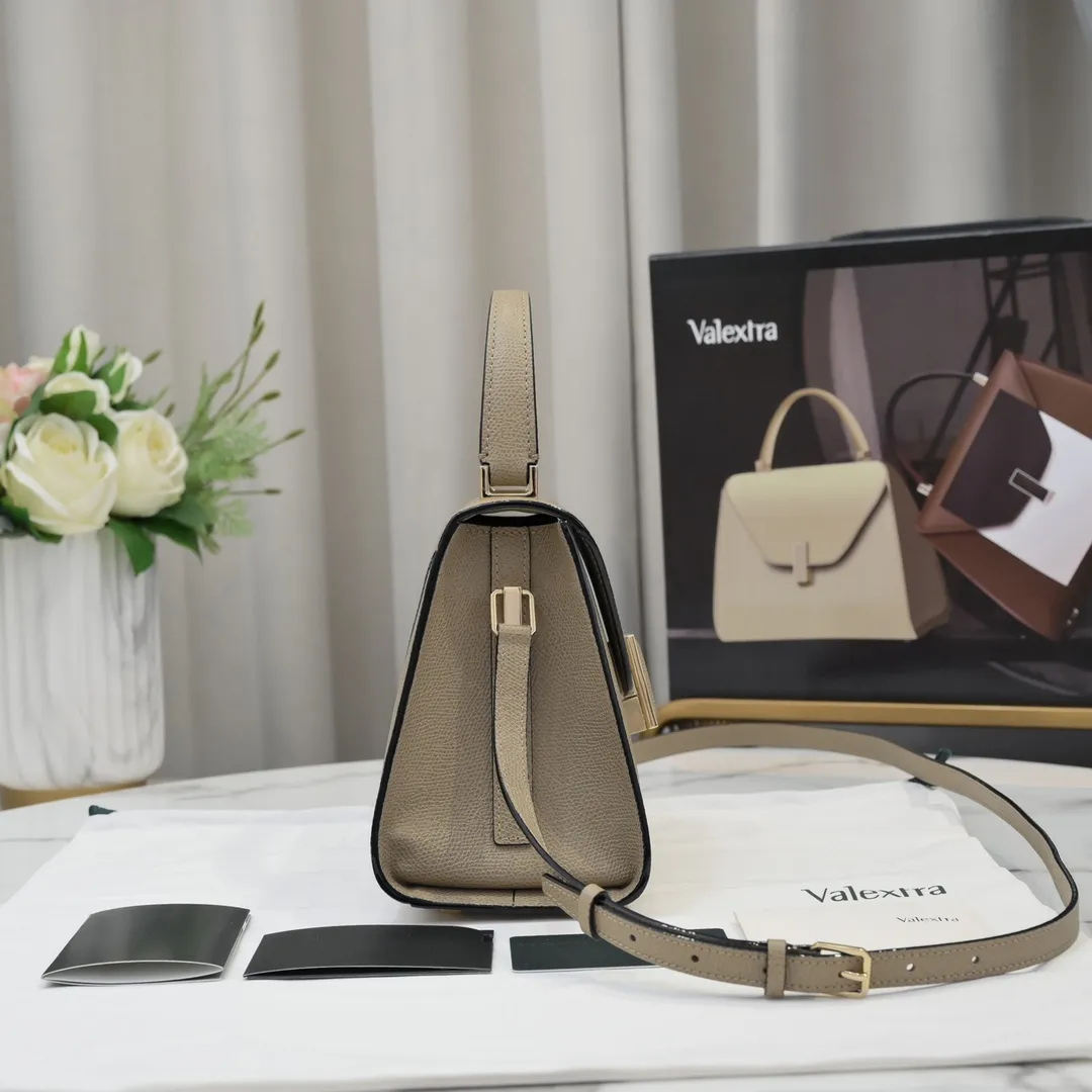 Valextra, the name of Italy's beloved horse, Iside is Val. One of extra's most iconic designs. There is no obvious logo, but the simple collective line design is very recognizable, full of architectural art, and shows a capable and intellectual style. It is made of imported palm-print lining cowhide, with up to five stitches of handwork, and the shiny oil edges test the skill of the craftsman. Small size: 22cm model 6627-1#